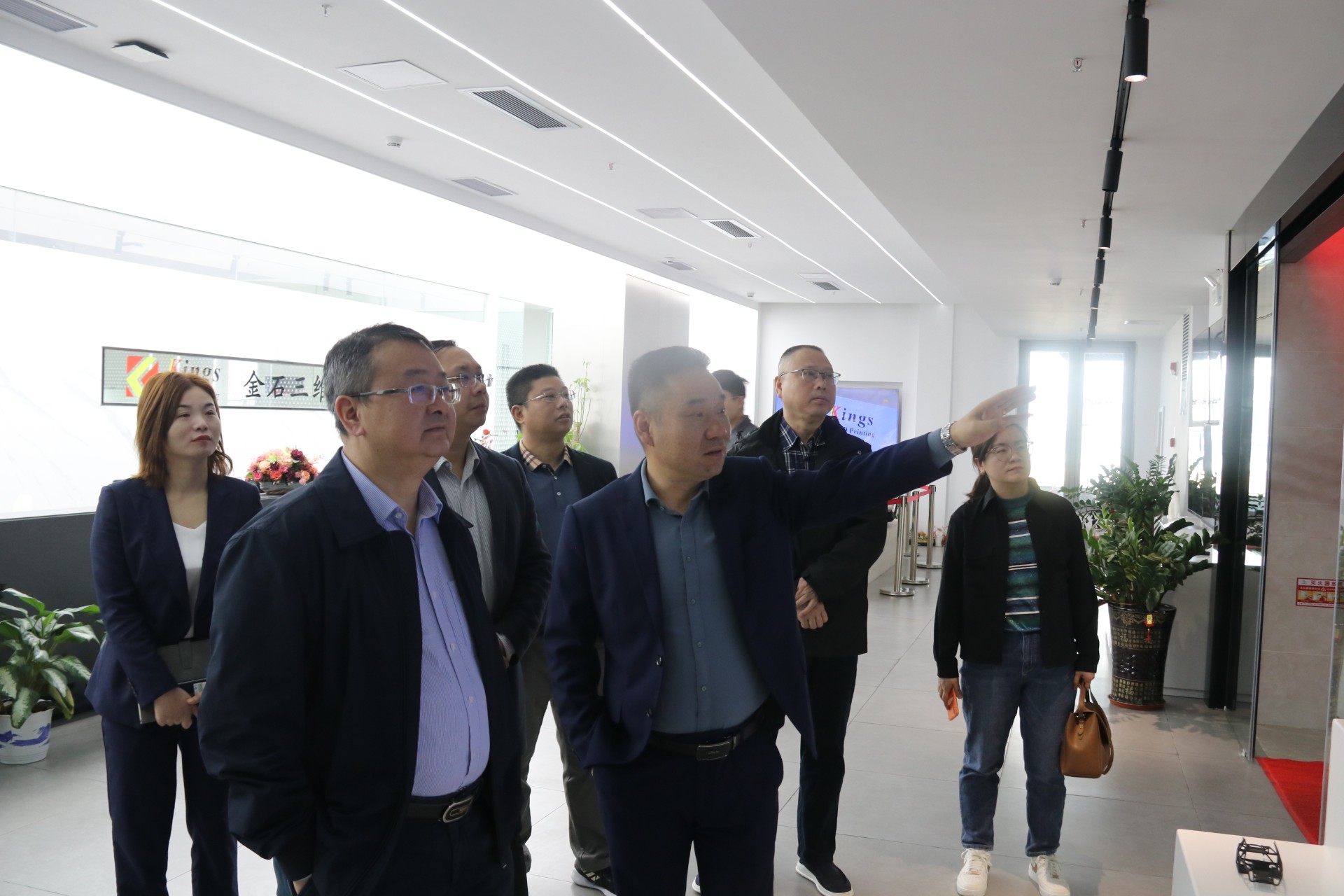 中国农业银行萍乡分行行长李建春一行莅临LEDONG.COM乐动,三维考察指导