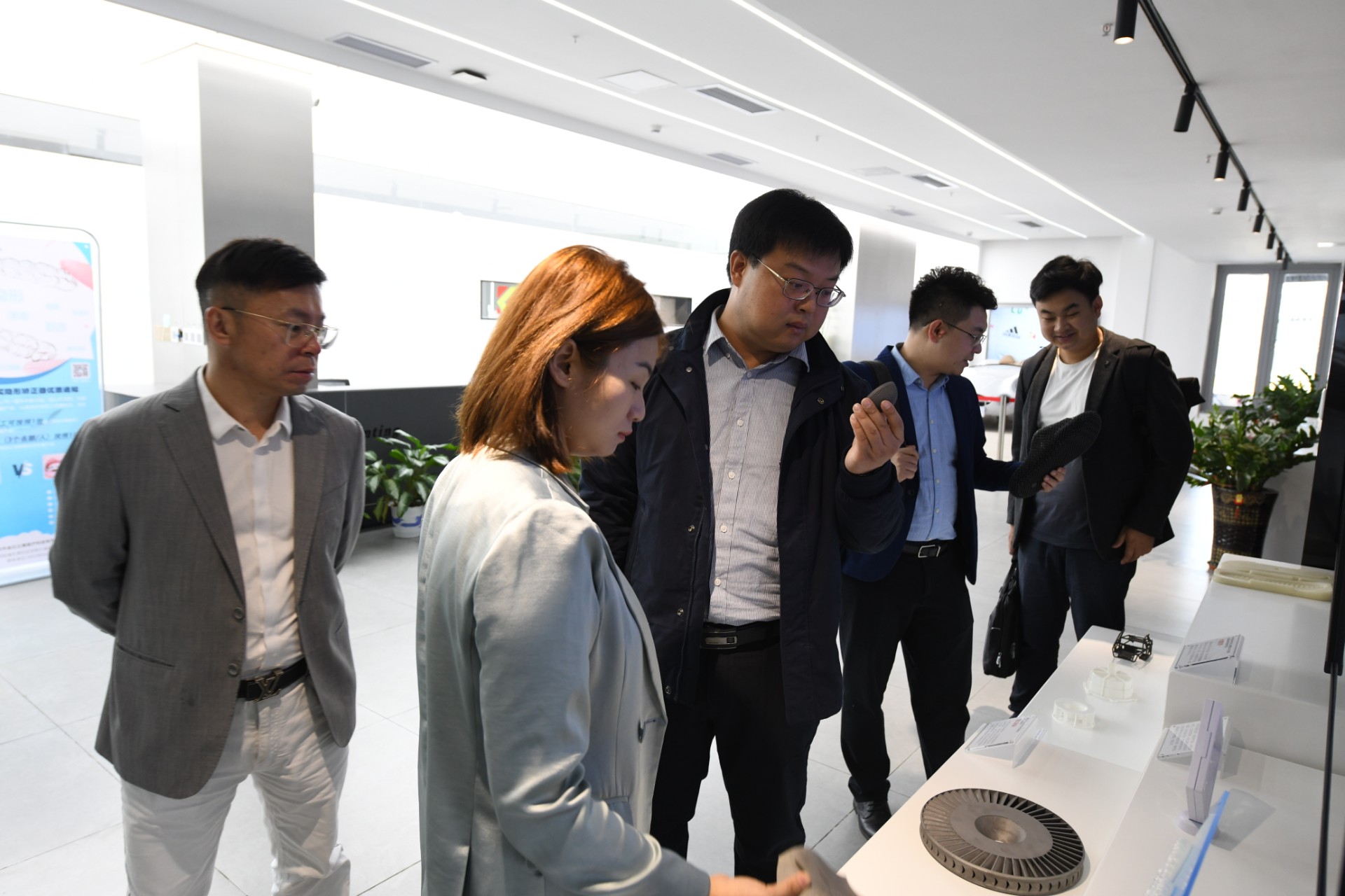 共享智能装备总经理刘轶一行莅临LEDONG.COM乐动,三维参观考察，共探3D打印产业化发展新机遇
