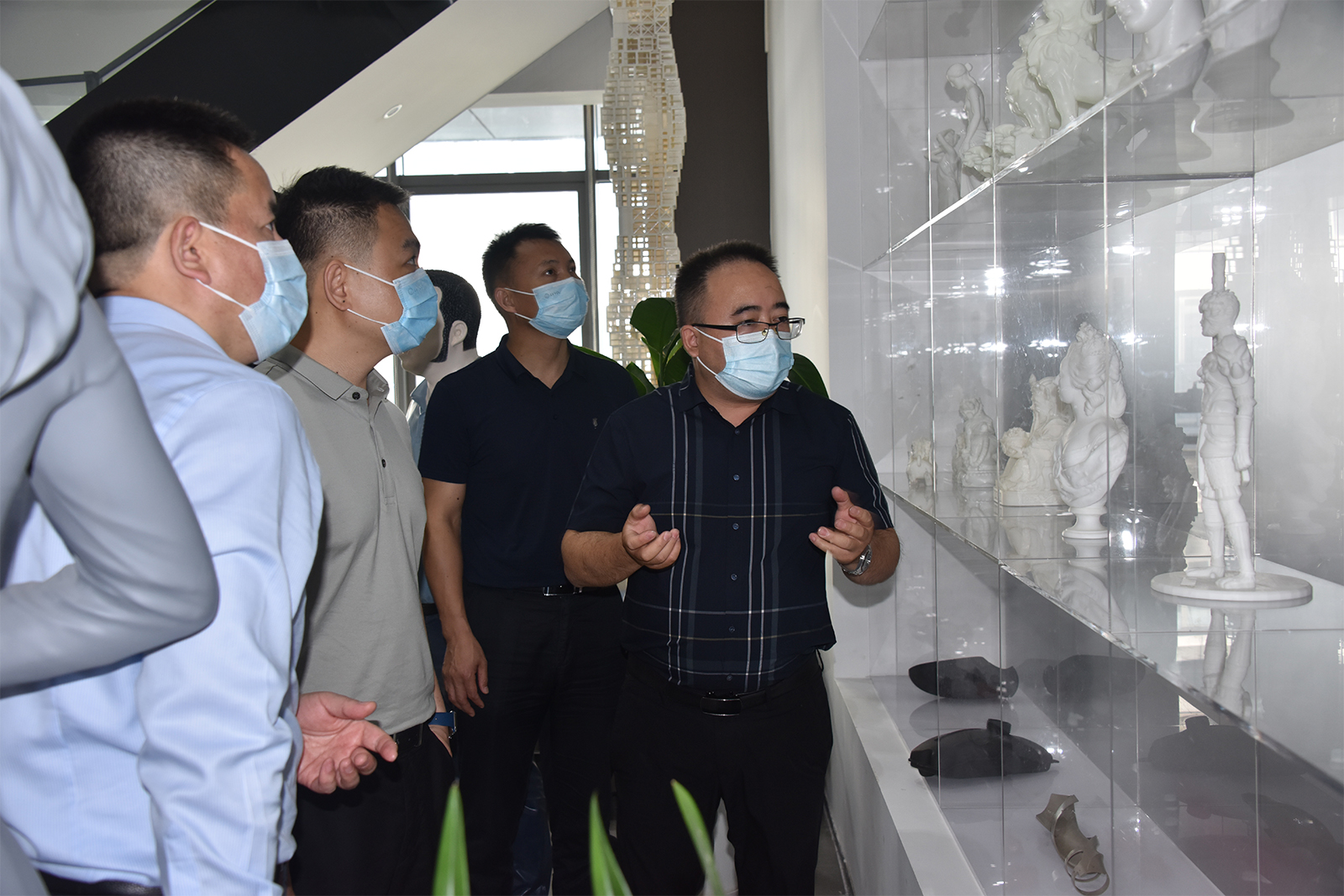 深圳市光明区科技创新局领导一行莅临深圳LEDONG.COM乐动,三维总部参观考察