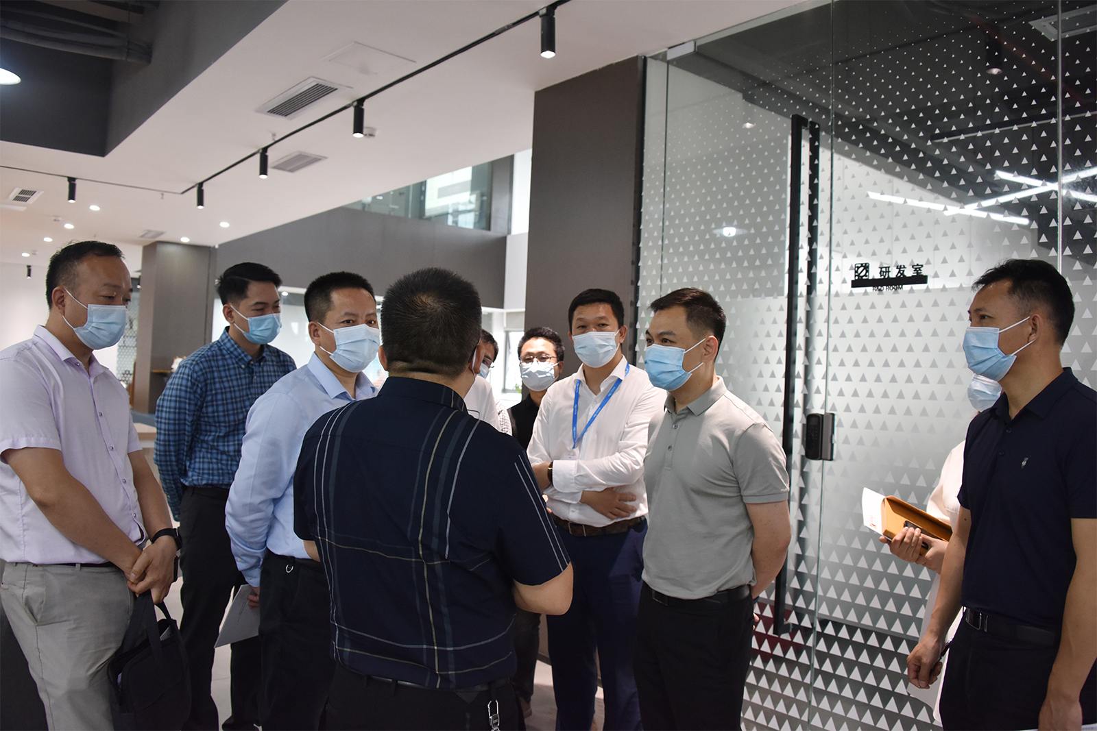 深圳市光明区科技创新局领导一行莅临深圳LEDONG.COM乐动,三维总部参观考察