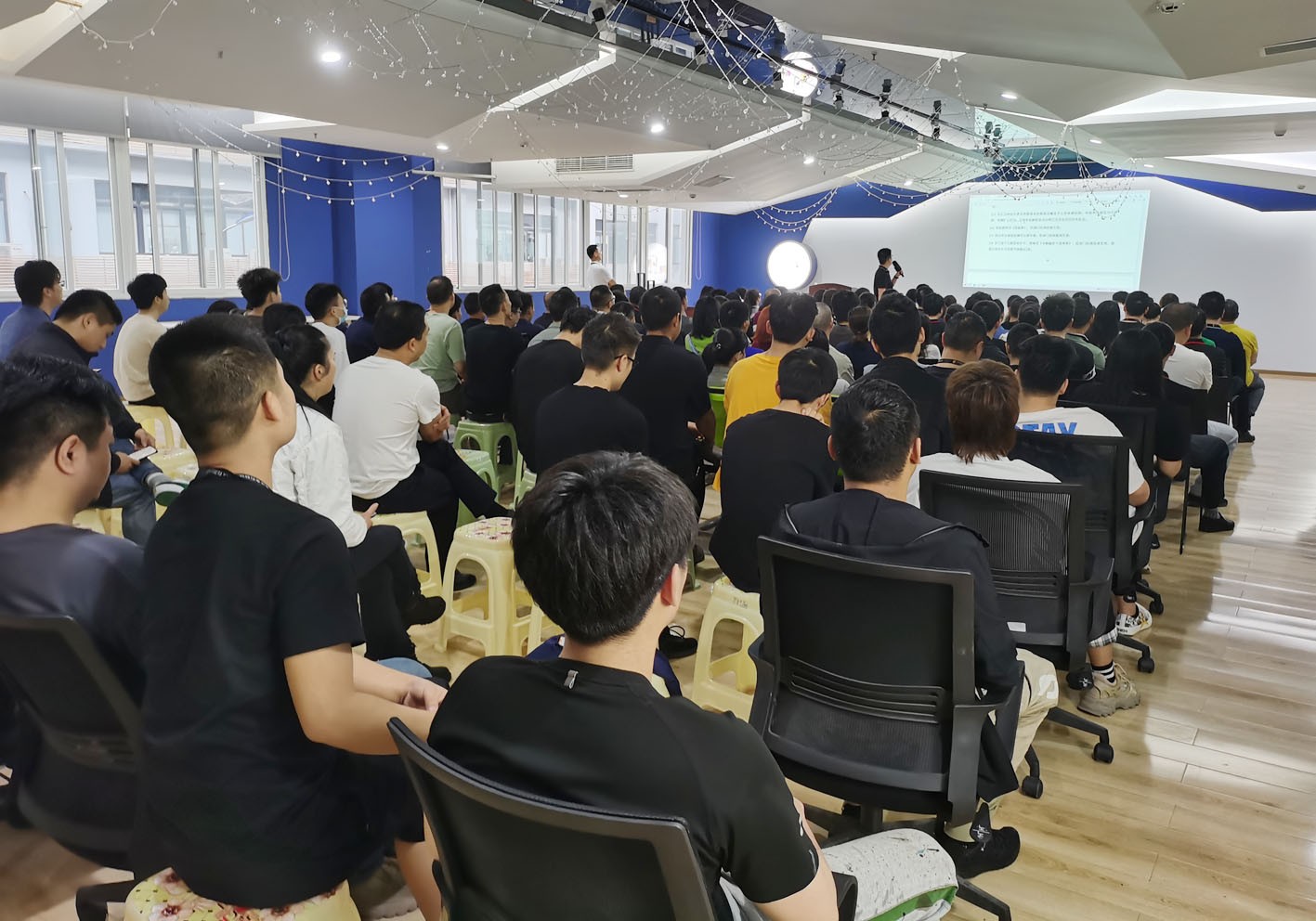“步调一致”方能“同频共振” 重庆LEDONG.COM乐动,全体员工参加培训学习