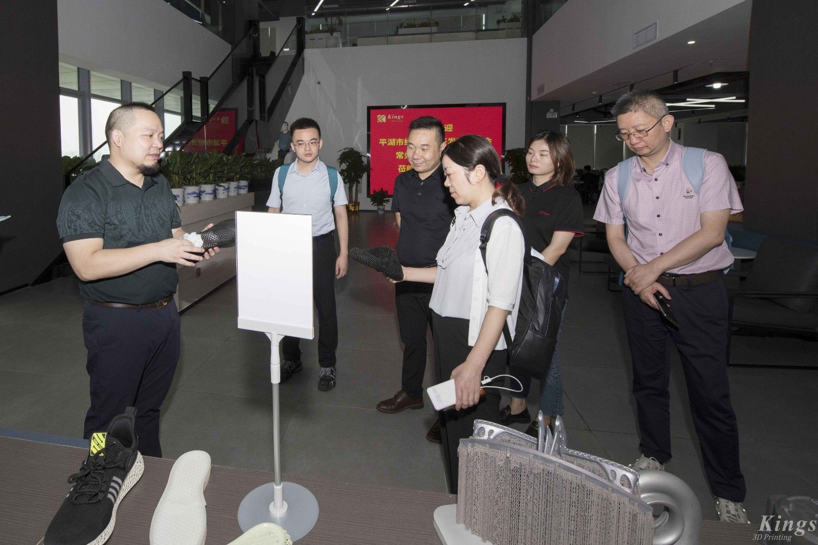 平湖市经济技术开发区管委会常务主任沈叶娟一行领导莅临LEDONG.COM乐动,三维指导工作
