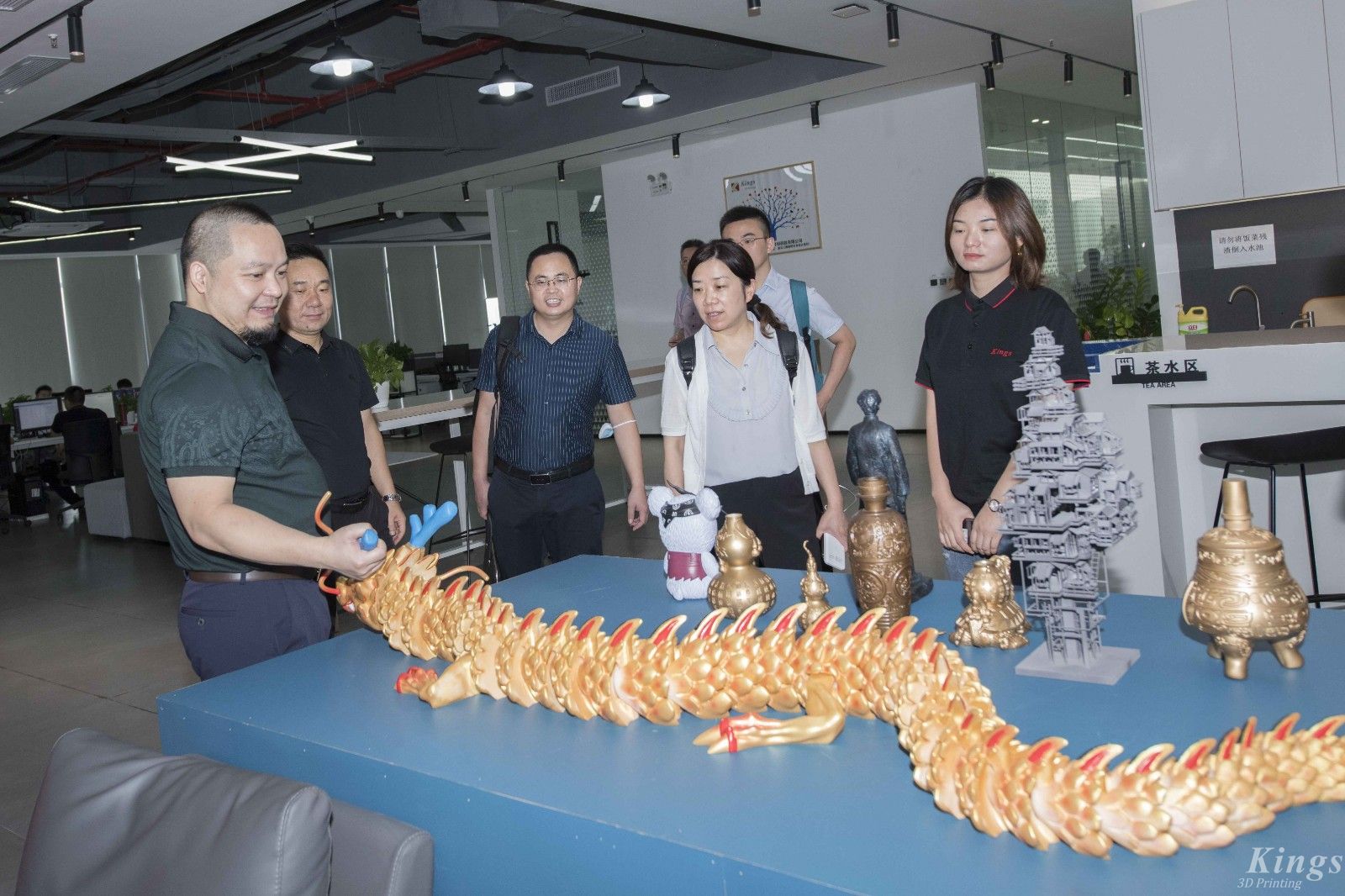 平湖市经济技术开发区管委会常务主任沈叶娟一行领导莅临LEDONG.COM乐动,三维指导工作